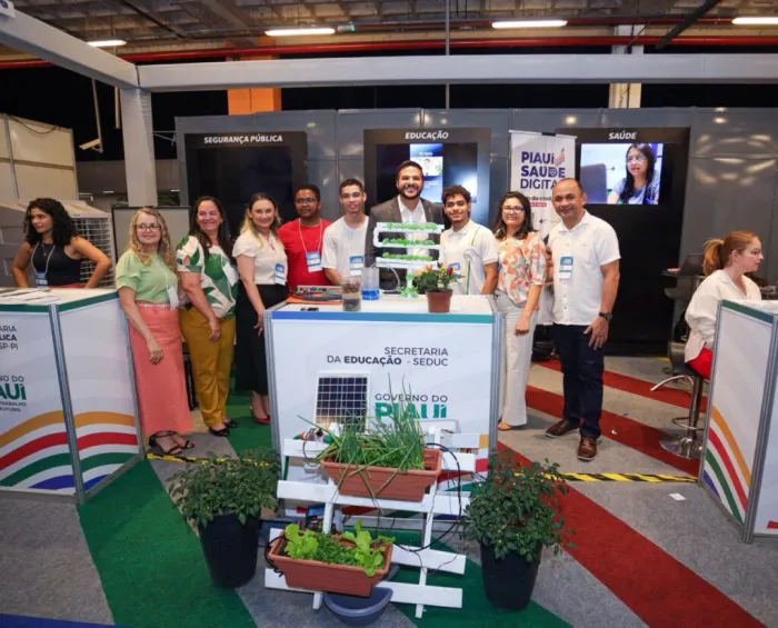 Estudantes de escola de tempo integral de Teresina apresentam horta vertical automatizada no Congresso das Cidades