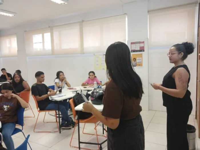 Sempi dialoga com jovens aprendizes do Senac sobre o Agosto Lilás