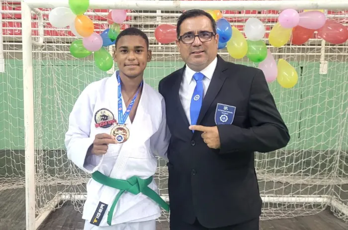 Marcos Vinícius e o professor Luiz Cláudio - Divulgação
