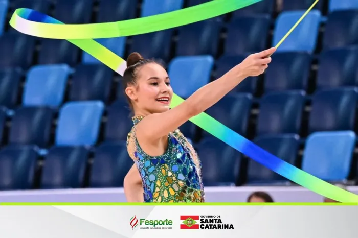 Ana Luiza Franceschi integra a seleção brasileira no campeonato mundial de ginástica rítmica