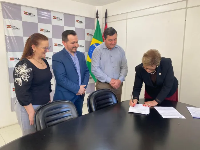 Caibi é o primeiro município a assinar convênio do Casa Catarina e já pode iniciar as obras