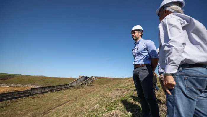 Governador Eduardo Leite vistoria obras da barragem do Jaguari, em São Gabriel