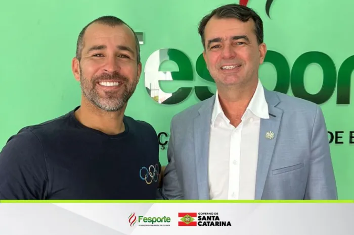 Velejador olímpico Bruno Fontes destaca o Programa Bolsa Atleta em visita à Fesporte