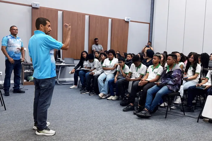 Alunos de duas escolas municipais participam de seminário sobre educação ambiental e conhecem projeto de horta comunitária