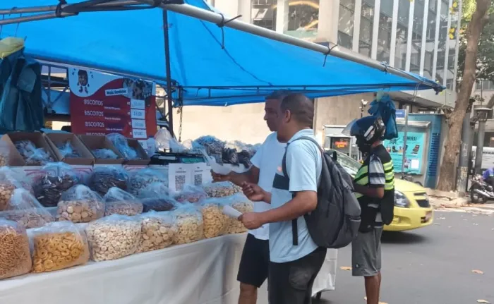 Foram distribuídos panfletos informativos na feira - Divulgação / Comlurb