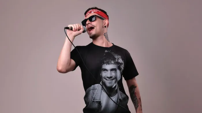 Celso Carlessi celebra a Tropicália em espetáculo com apoio da PNAB