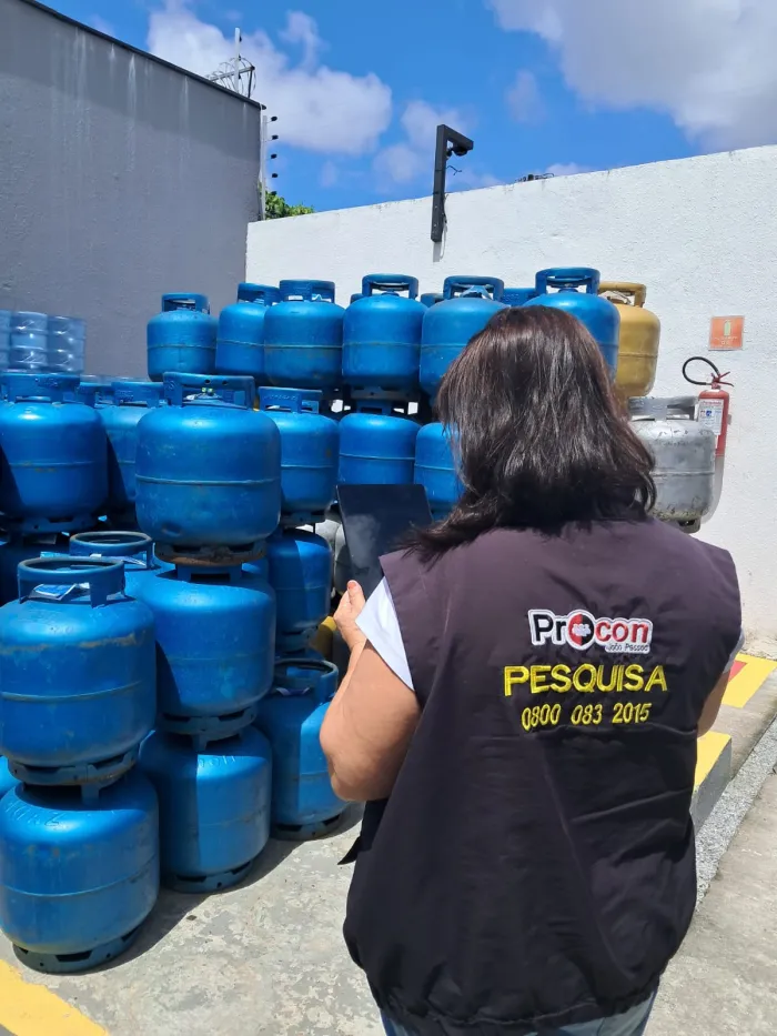 Pesquisa do Procon-JP registra diferença de R$ 35,01 no preço do botijão de 13 quilos do gás de cozinha