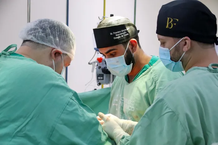 Complexo Pediátrico Arlinda Marques realiza cirurgia de alta complexidade inédita para correção de escoliose