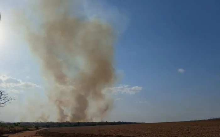 Defesa Civil aciona avião para combate a incêndio na cidade de São Simão e fará uso de retardante do fogo