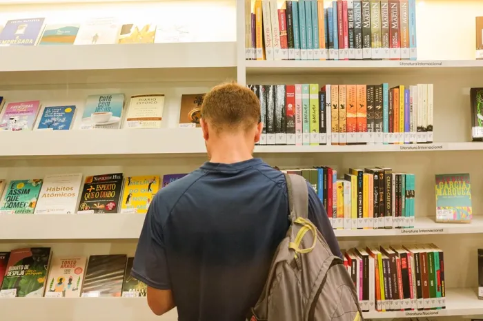 Entre livros, mágica e palhaçaria, Biblioteca Transcol é inaugurada em Jacaraípe