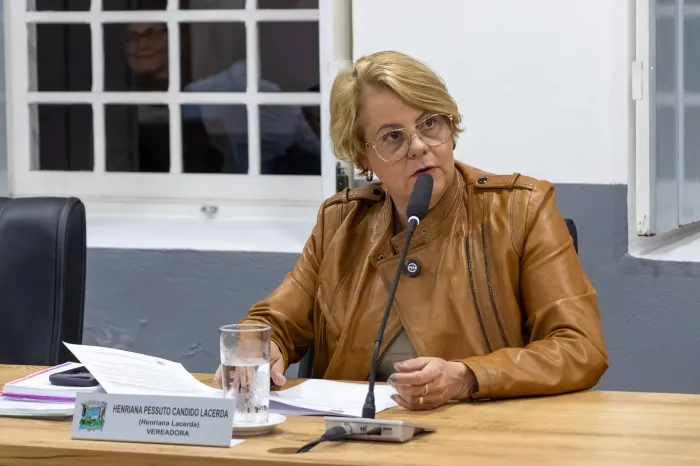 Henriana Lacerda cobra informações sobre atendimento em geriatria na rede municipal