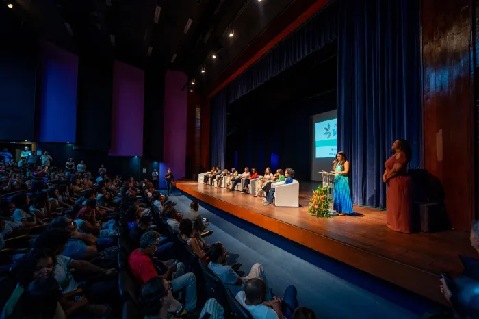 Projeto leva educador e estudantes da rede municipal de ensino para intercâmbio cultural em Portugal
