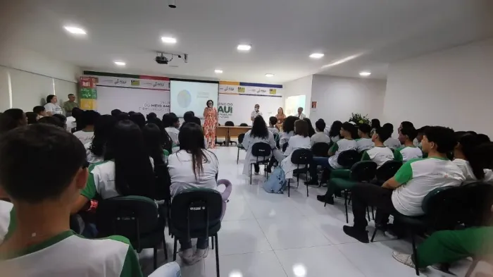 Estudantes da rede estadual conhecem Centro de Educação Ambiental e visitam Parque da Floresta Fóssil
