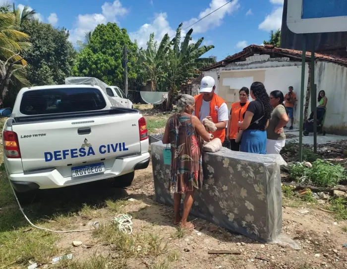 Defesa Civil entrega cestas básicas e colchões às famílias atingidas pela chuva