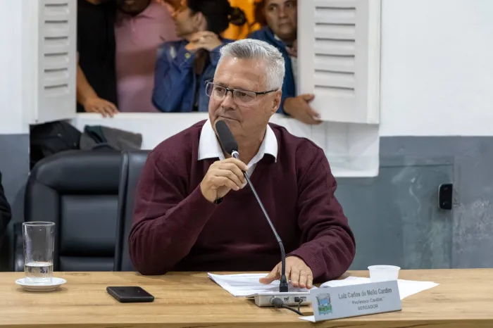 Professor Cardim apresenta requerimentos sobre revitalização de praça e valorização de servidores