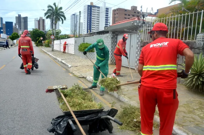 Agentes da Emlur realizam serviços de roço e capinação em oito bairros nesta quarta-feira