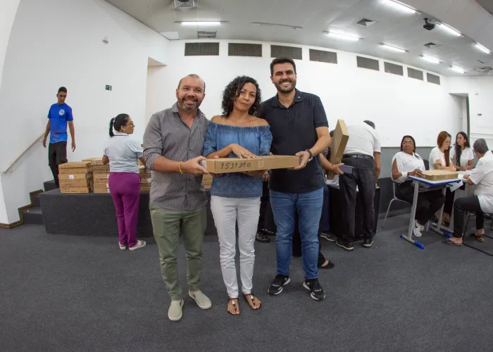 Professores da rede pública estadual recebem notebooks do Programa Paulo Freire