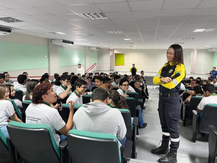 Detran-CE realiza palestra educativa sobre trânsito seguro para estudantes em Solonópole