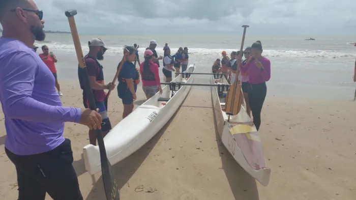 Com apoio da Prefeitura, mulheres celebram ‘Agosto Lilás’ participando de remada na Praia do Bessa