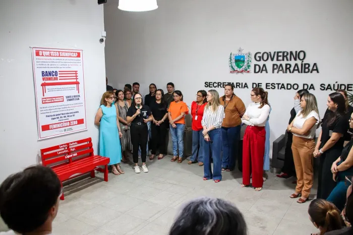 SES instala banco vermelho para alertar sobre feminicídio e promover a conscientização para o fim da violência contra a mulher