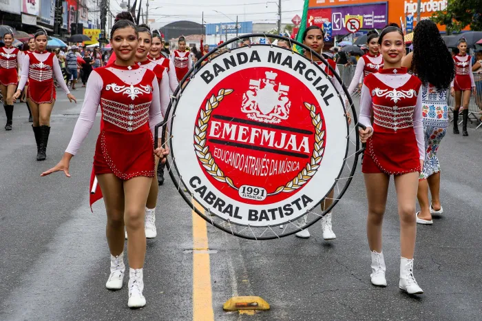 Tradição se mantém com grande público prestigiando desfile cívico no bairro de Mangabeira 