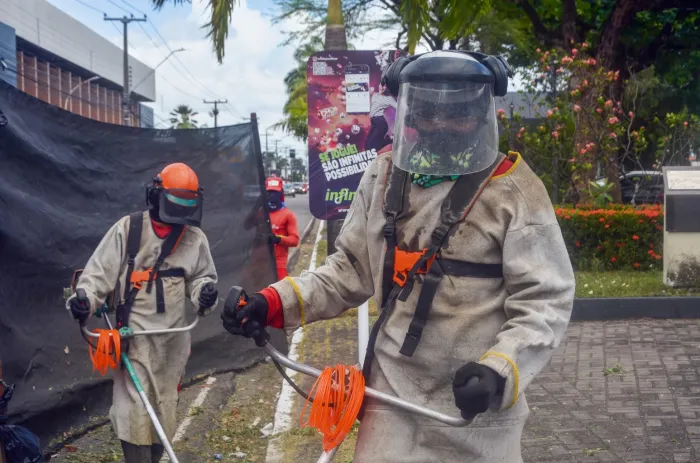 Emlur inicia a semana com serviços de roço e capinação em nove bairros