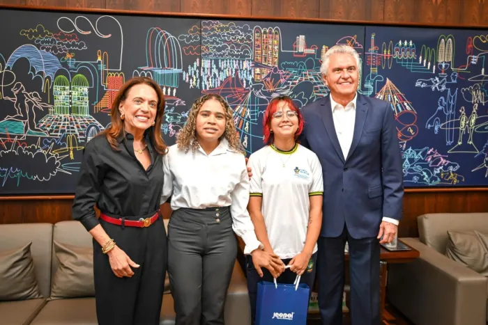 De malas prontas para a Geórgia, a jovem Jhennyfer Ramos recebe o apoio do Governo de Goiás, patrocinadores e da mãe, Solange, durante encontro no Palácio das Esmeraldas (Foto: Romullo Carvalho e Wesley Costa)