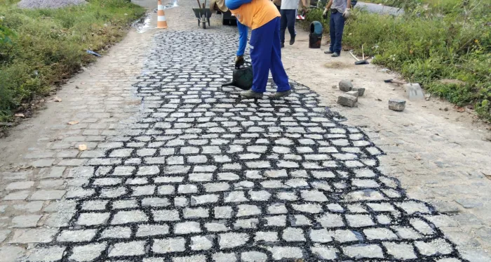 Seinfra inicia semana realizando serviços na rede de drenagem e a Operação Tapa-Buraco
