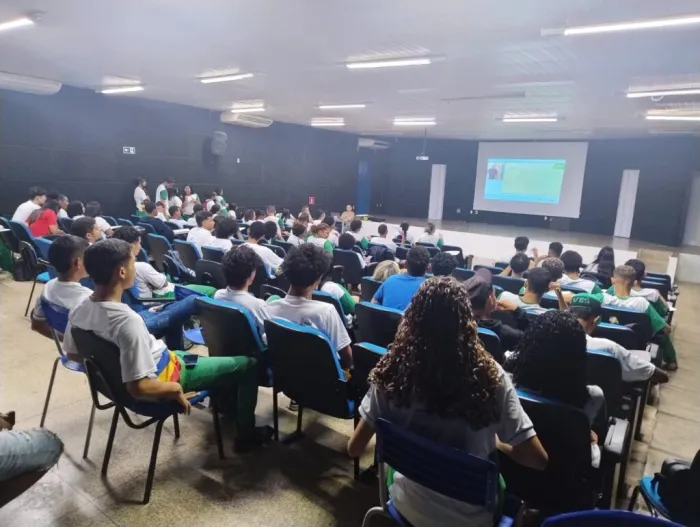 Mil estudantes da rede estadual realizam etapa final do programa que garante habilitação gratuita