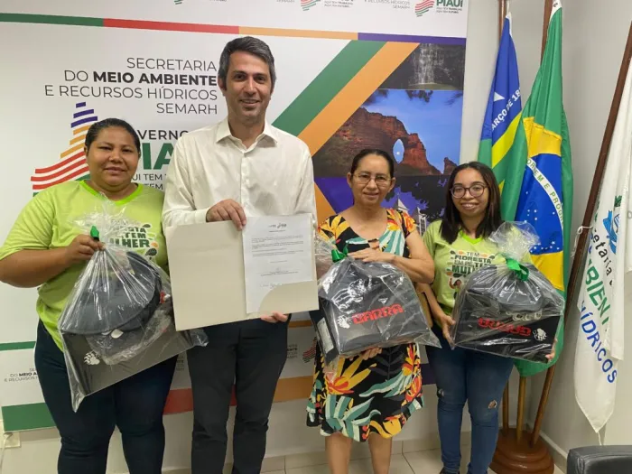 Semarh entrega 45 kits de EPIs a quebradeiras de coco no Piauí e anuncia fiscalização contra derrubada de babaçuais