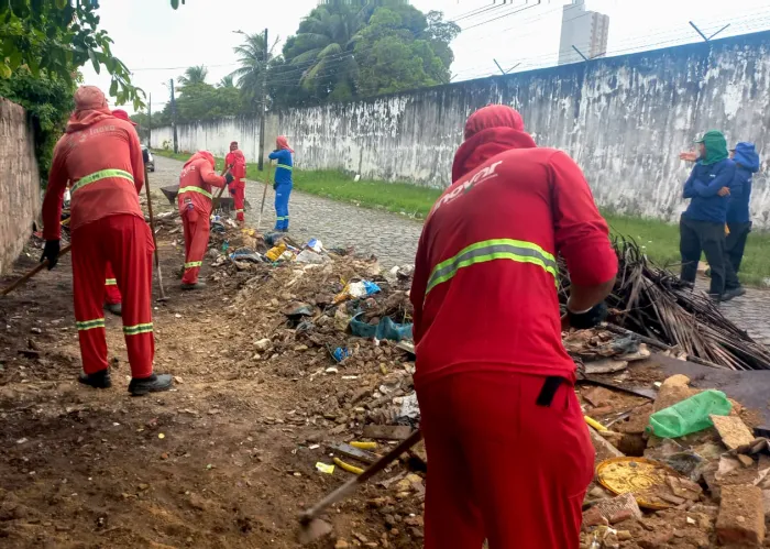 Agentes da Emlur realizam serviços de conservação em 10 bairros