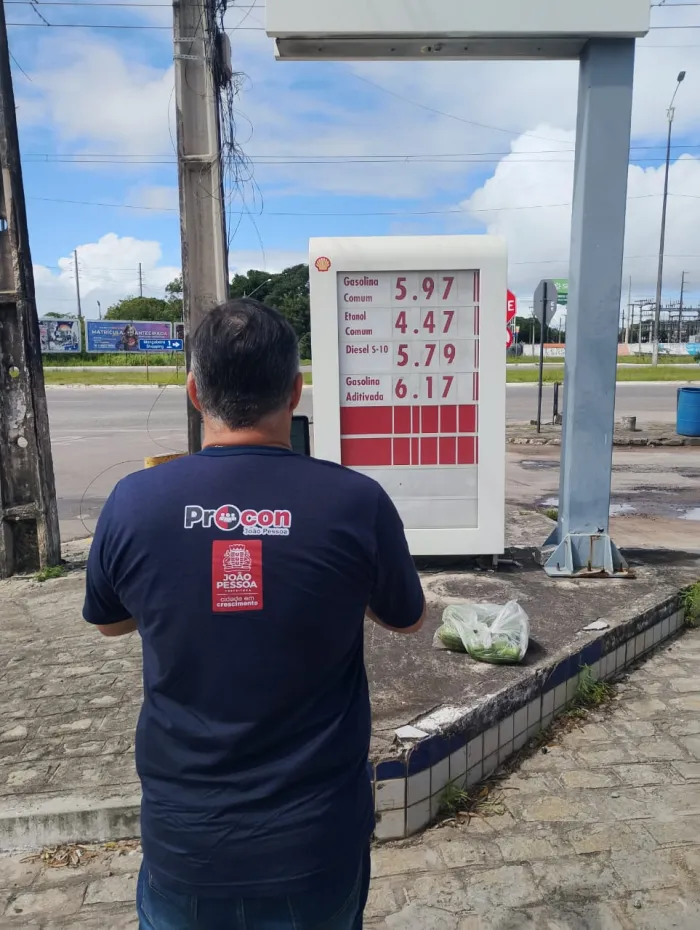 Preços da gasolina estão abaixo de R$ 6,00 e produto oscila entre R$ 5,87 e R$ 5,99 para pagamento à vista