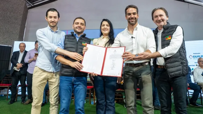 Ordens de início de obras, de serviços e de convênios com municípios foram assinadas -Foto: Maurício Tonetto/Secom