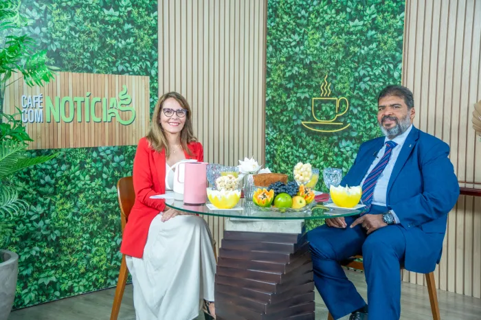 A apresentadora Márcia Carvalho e o promotor de Justiça Marco Aurélio Fonseca durante o programa