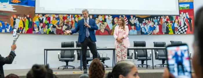 Deputado Neto Evangelista e vereadora Thay Evangelista durante conversa com participantes do projeto Empreende Mermã