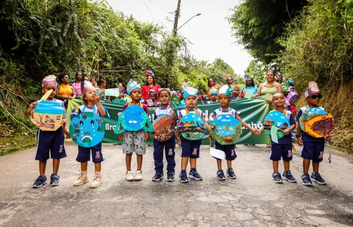 Candeias: Desfile em alusão ao 7 de setembro reúne centenas de alunos e moradores em Passagem dos Teixeiras