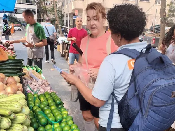 Durante a campanha, são distribuídos panfletos informativos e técnicos tiram dúvidas e orientam a população. Foto: Divulgação/Comlurb