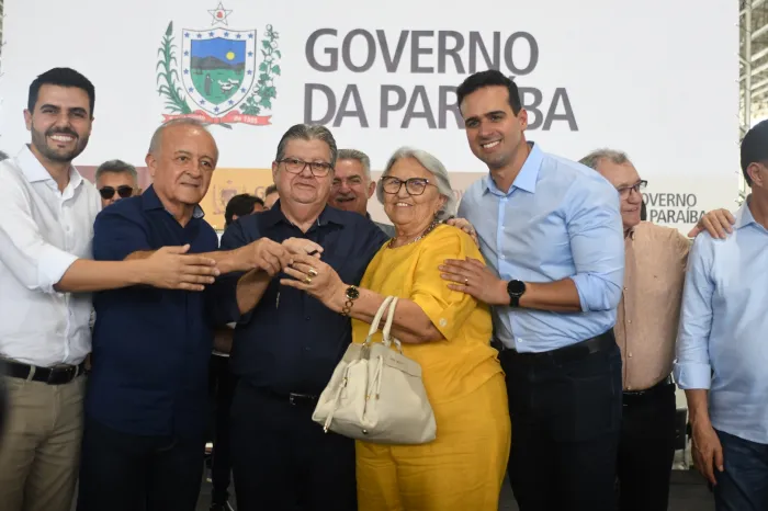 João Azevêdo entrega mais 104 ônibus escolares para os municípios e destaca compromisso de garantir transporte seguro aos estudantes