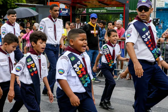 Desfile cívico reúne crianças e diversas bandas marciais no bairro Ilha do Bispo neste sábado