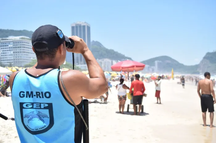 Guarda municipal observa a orla - Robert Gomes / Prefeitura do Rio
