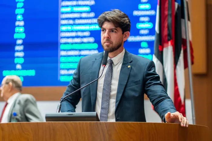 Davi Brandão durante discurso na tribuna da Assembleia na sessão plenária desta quinta-feira (4)