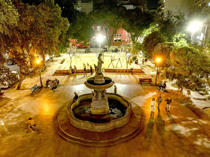 A praça recebeu a troca de 16 luminárias por equipamentos de maior potência. Foto: Divulgação/RioLuz