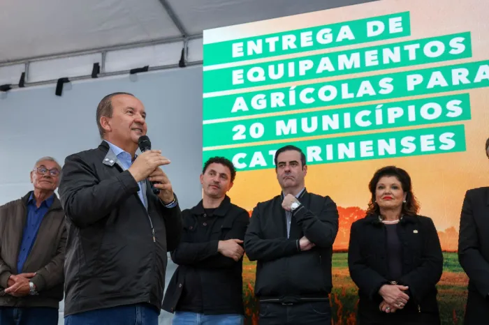 Governo do Estado reforça agricultura catarinense com entrega de equipamentos e definição novas regras de biosseguridade para a suinocultura