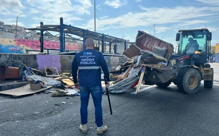 Sete construções precárias e irregulares, feitas de madeira e lona, foram removidas - Divulgação