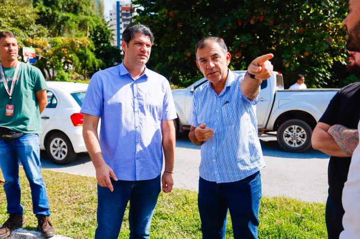 Com apoio de tecnologia, Leo Bezerra supervisiona Operação Tapa-Buracos em João Pessoa