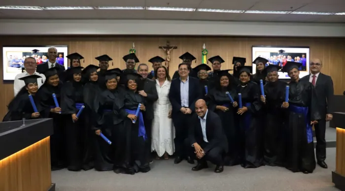 Formatura celebra superação e conquista de alunos da Educação de Jovens e Adultos