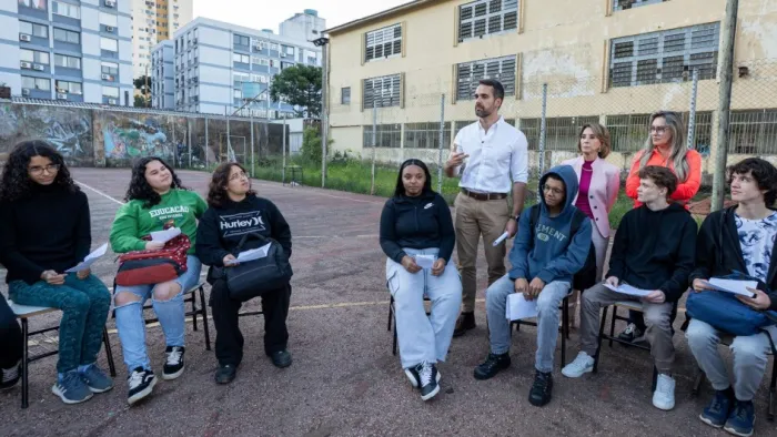 Governador Eduardo Leite conversou com os alunos do segundo ano do Ensino Médio -Foto: Maurício Tonetto/Secom