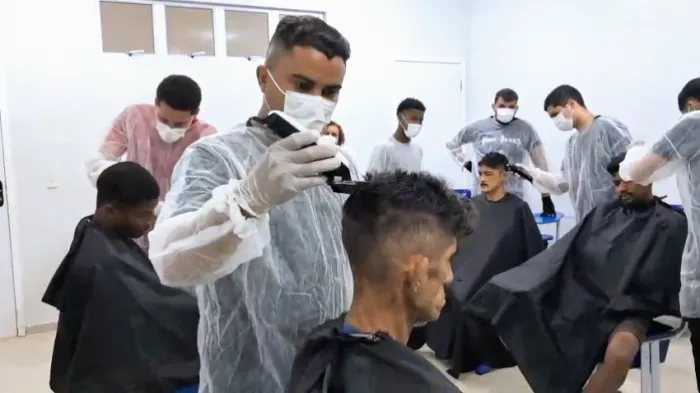 Governo promove ação social com cortes de cabelo a pacientes do Hospital Dr. Jackson Lago