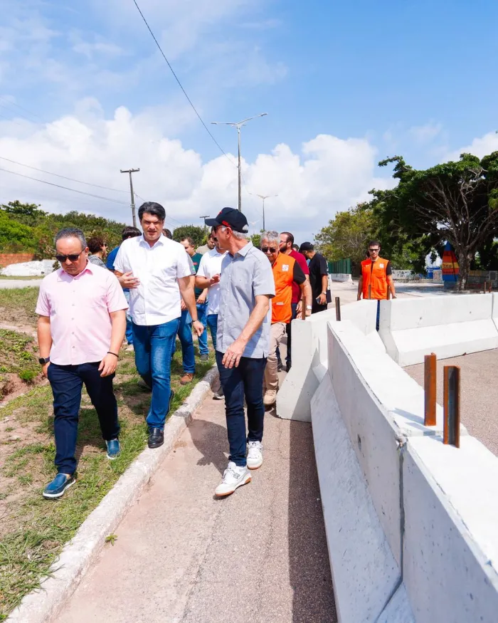 Leo Bezerra destaca a proteção ambiental e segurança dos visitantes, durante inspeção às obras na falésia do Cabo Branco
