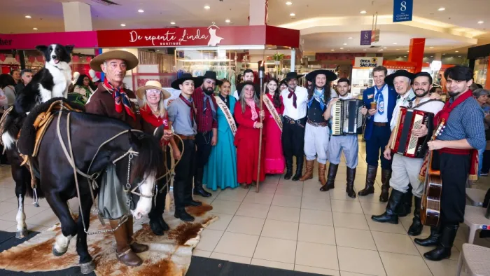 Ganha-Ganha Farroupilha leva cavalo, chama crioula e música gaúcha para shopping de Porto Alegre